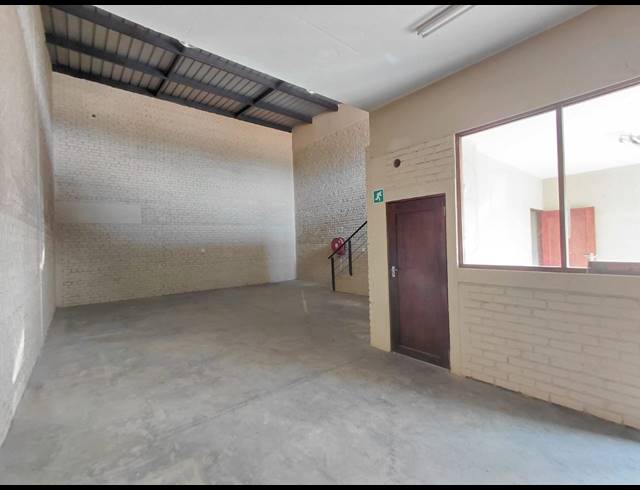 137M² WAREHOUSE TO LET IN POMONA